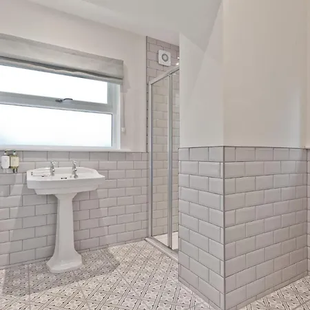 Super King Rooms - Above Tithe Tap - Closes At 11Pm Bed & Breakfast *